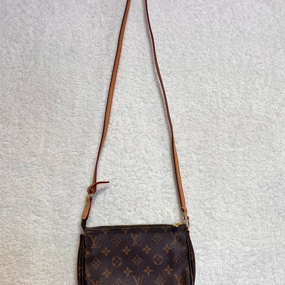 Elegant Louis Vuitton Monogram Crossbody Bag - Picture 2 of 7